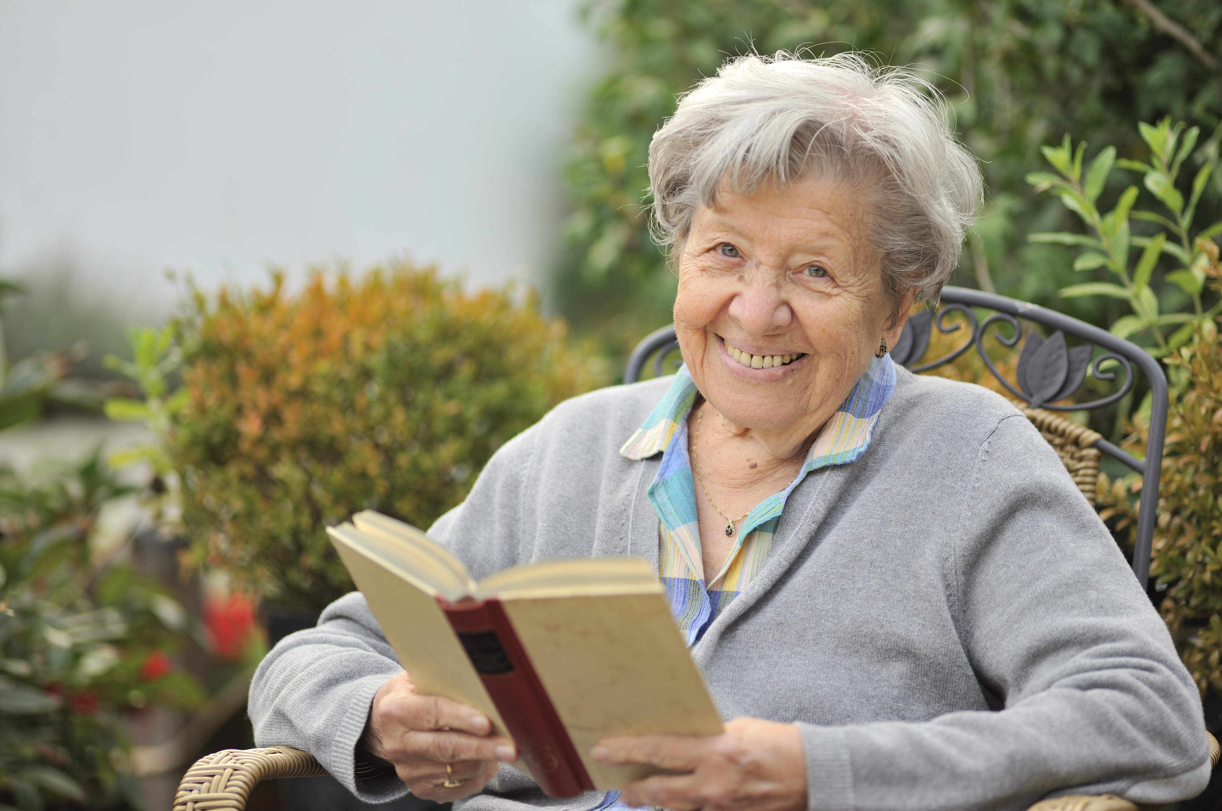 Les seniors peuvent bénéficier d’un portage de livres à domicile